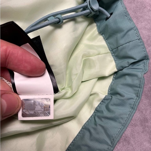 [168] The North Face Womens Resolve Lightweight Nylon Jacket Size Medium - Picture 3 of 3